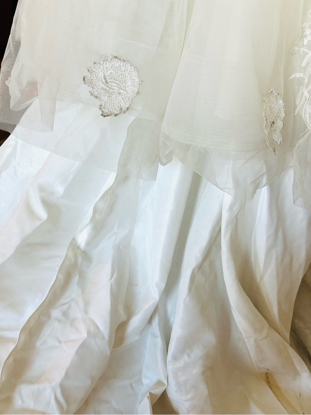 Size M Stunning Lace Wedding Gown - Picture 15 of 16